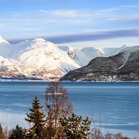 1st Floor In The Lyngen Alps, Whole House Rentable Appartement *